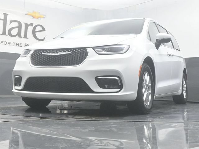 Used 2023 Chrysler Pacifica Touring-L FWD image 4