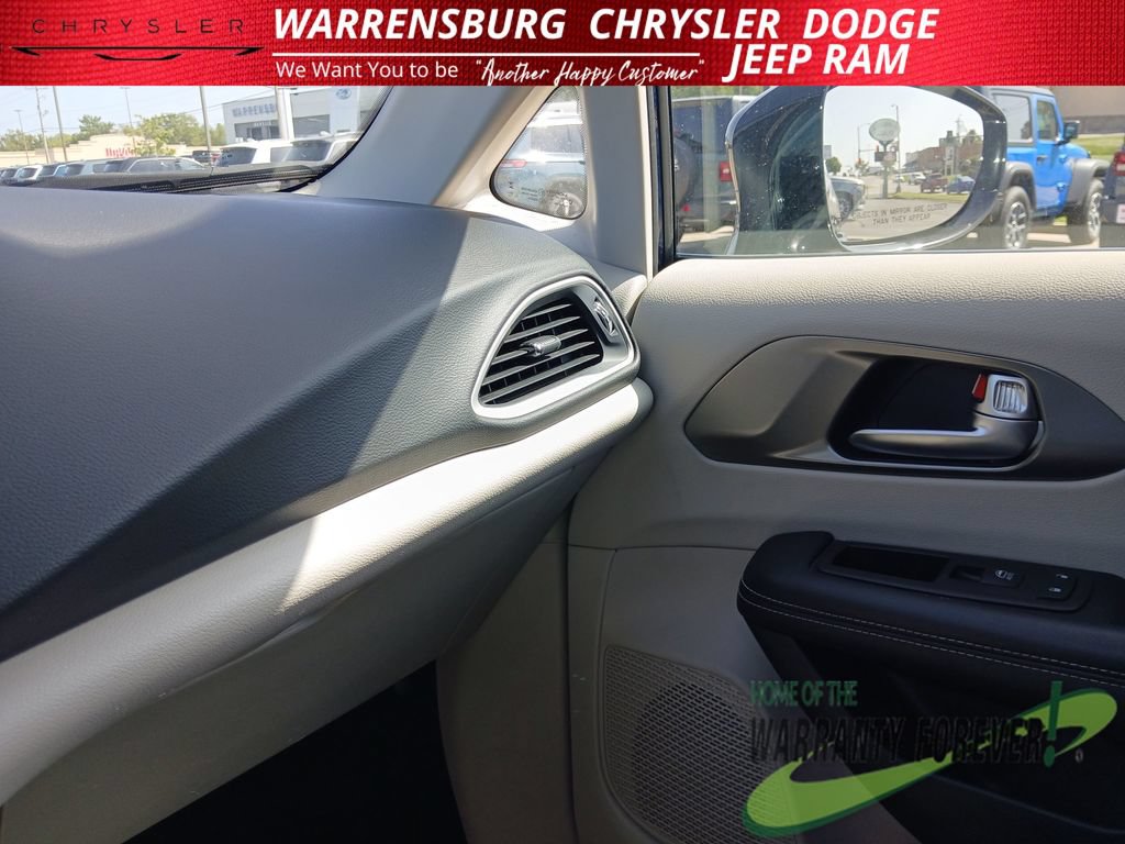 Used 2024 Chrysler Pacifica Touring-L FWD image 28
