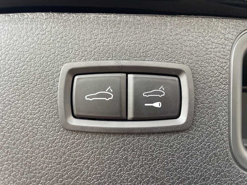 Certified 2025 Porsche Macan image 8