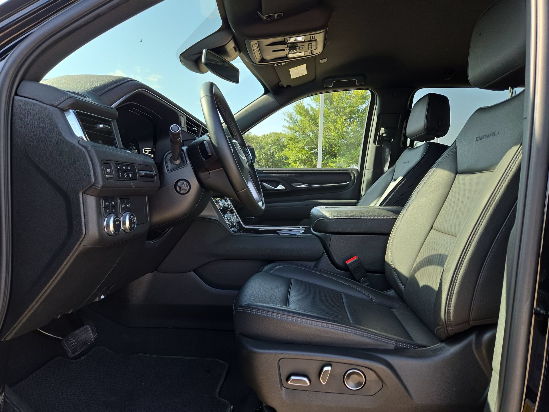 Used 2024 GMC Yukon XL Denali AWD/4WD image 16