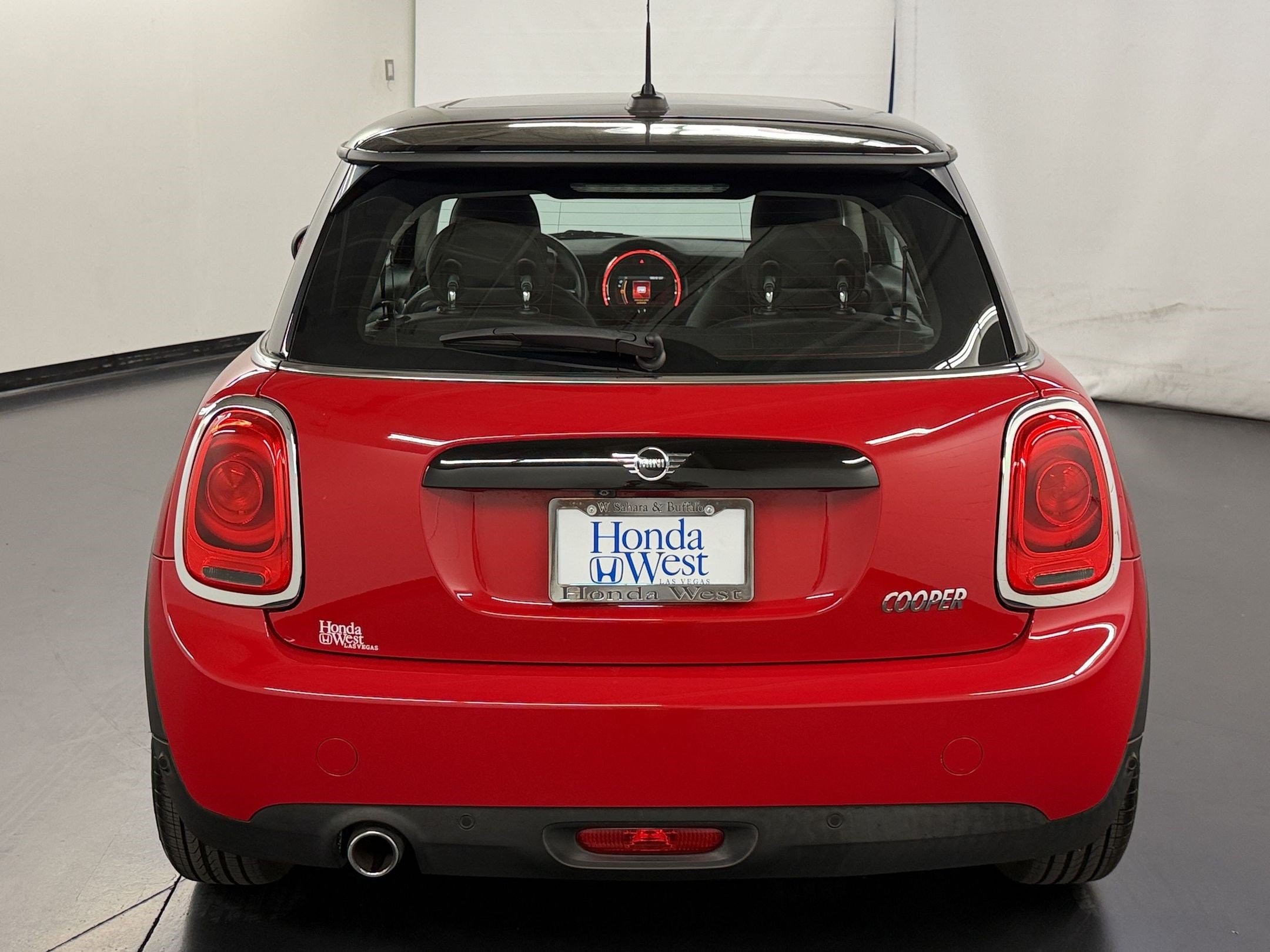 Used 2019 MINI Cooper 2-Door Hardtop w/ Signature Upholstery Package FWD image 10
