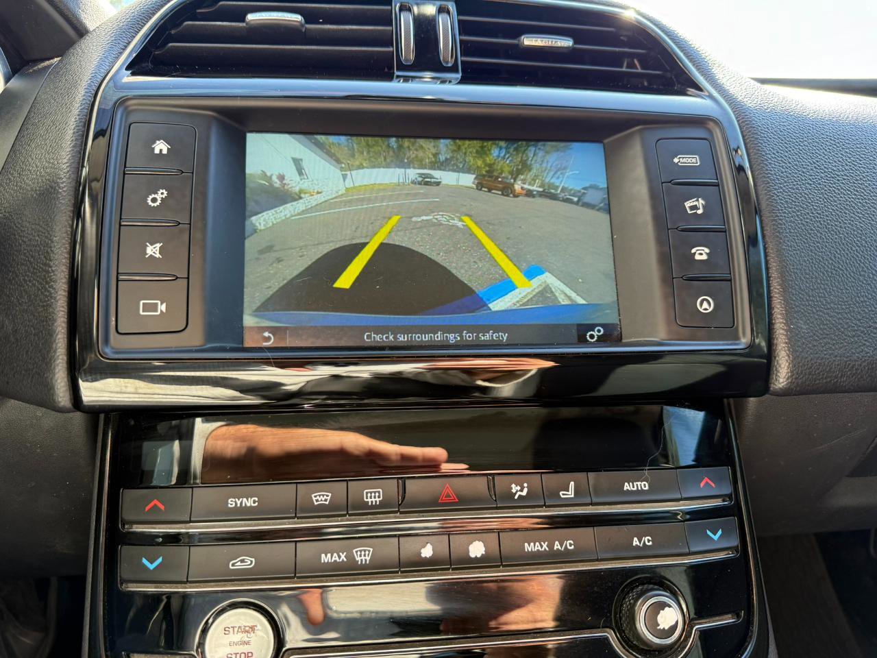 Used 2017 Jaguar XE Premium image 37