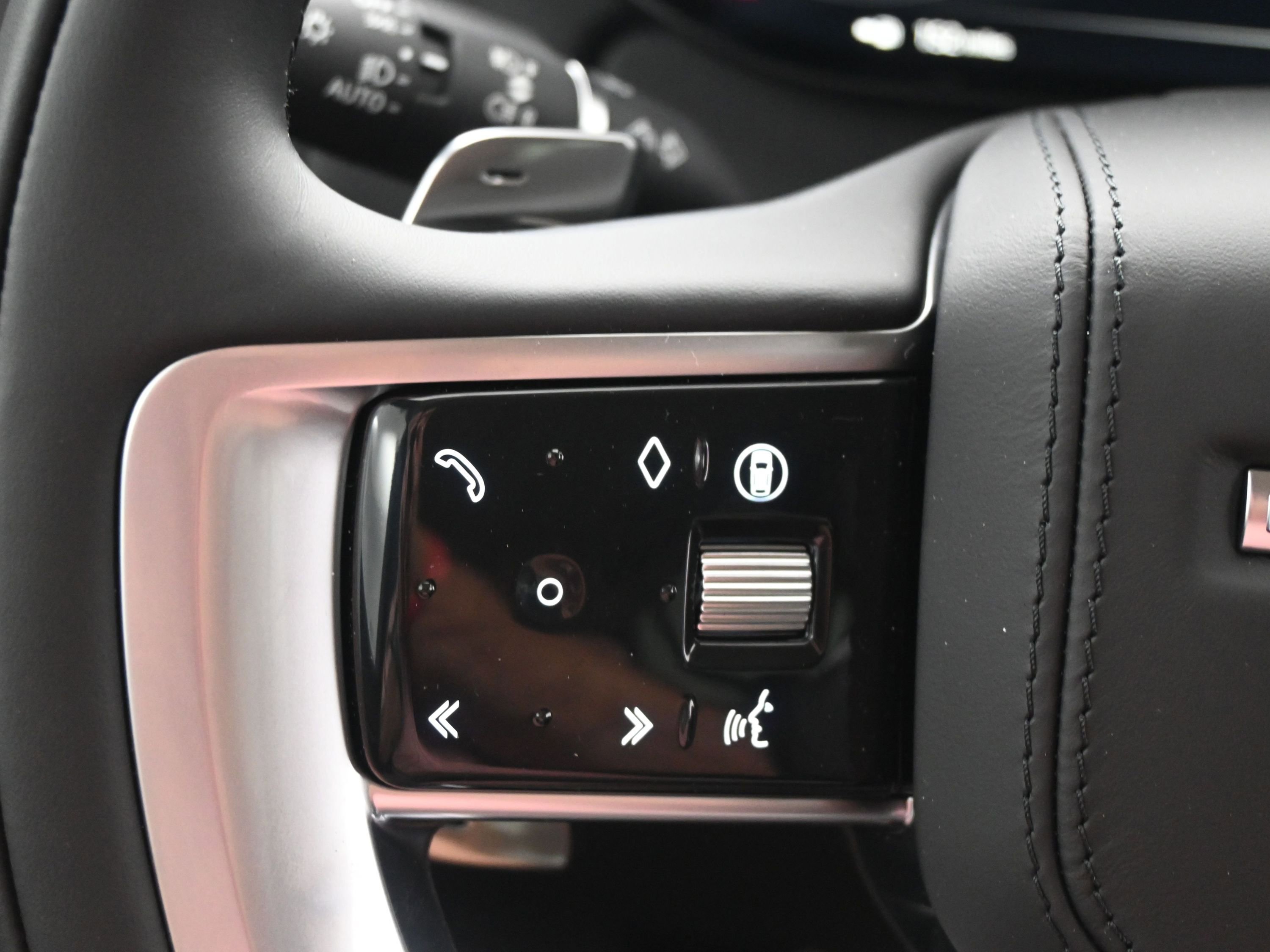New 2025 Land Rover Range Rover SE image 17