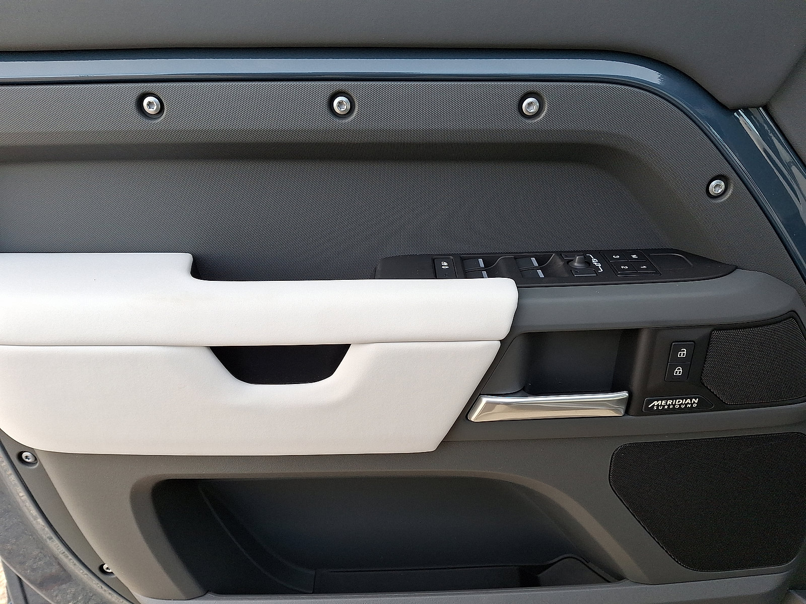 New 2026 Land Rover Defender 110 X-Dynamic SE image 5