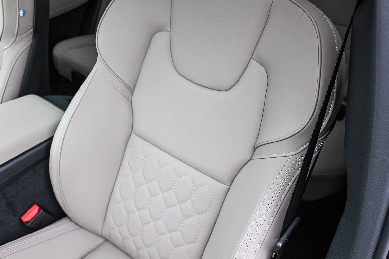 New 2026 Volvo XC60 B5 Plus w/ Climate Package PRO AWD/4WD image 27