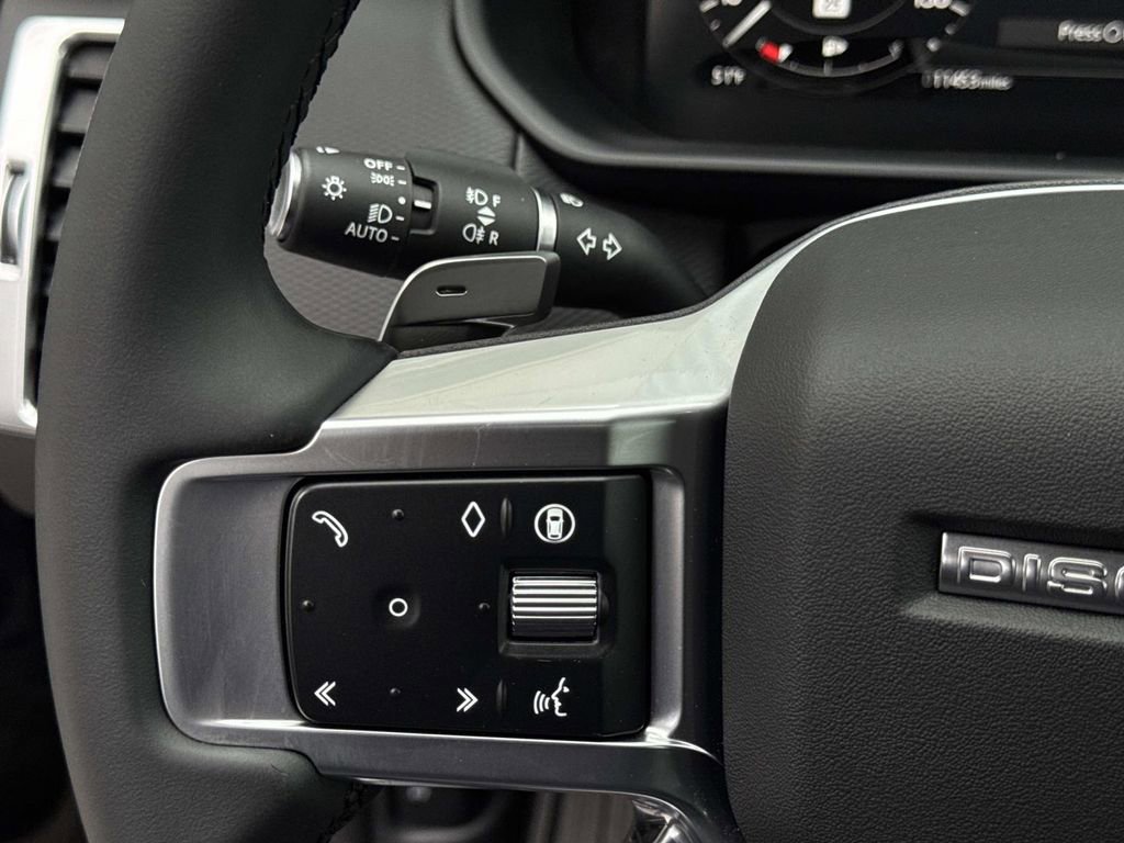 Used 2025 Land Rover Discovery Dynamic SE image 30