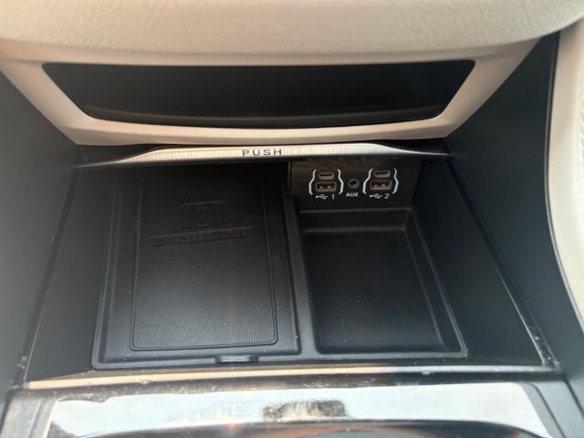 Used 2023 Chrysler Pacifica Limited FWD image 33