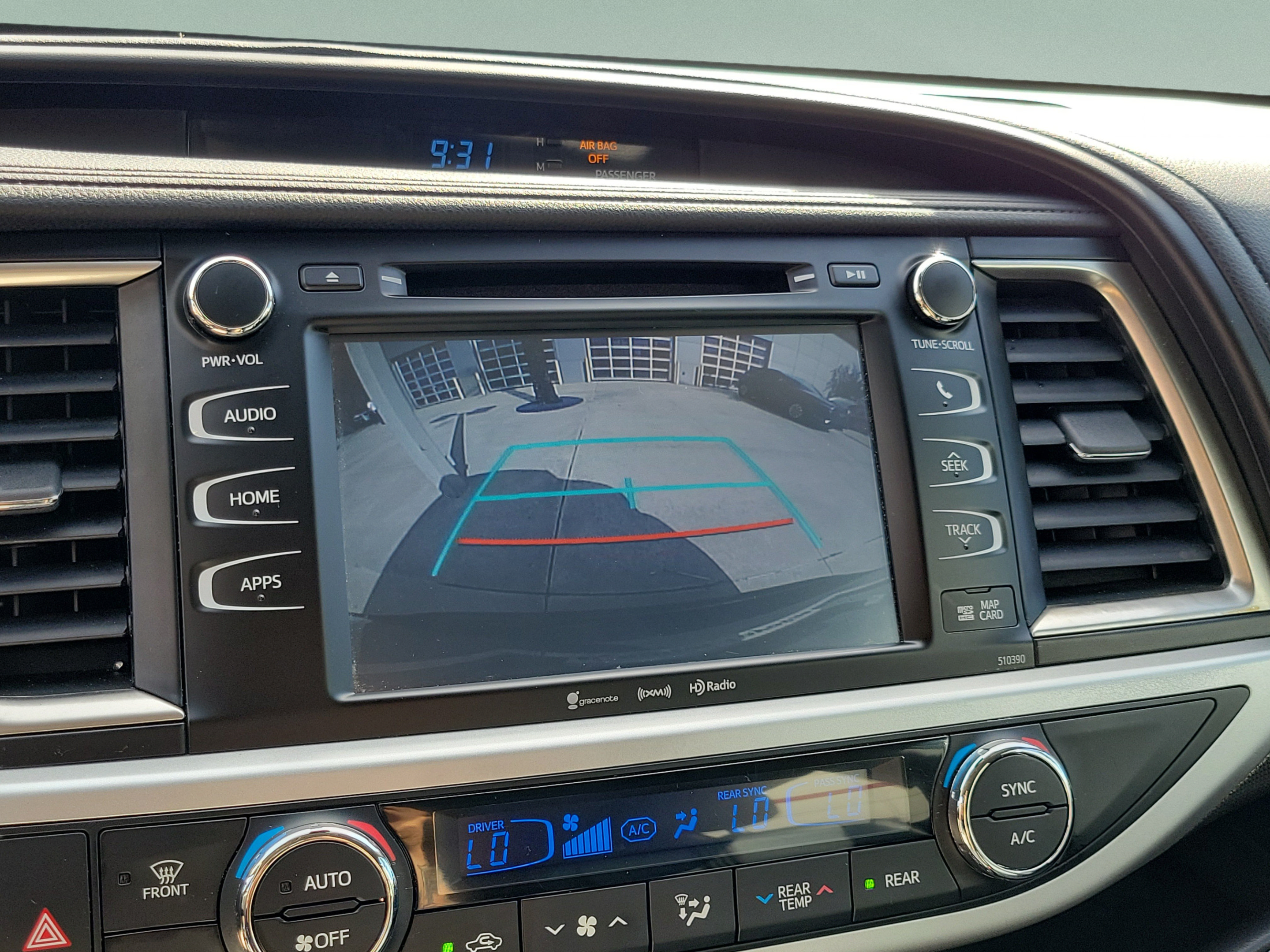 Used 2019 Toyota Highlander SE FWD image 18