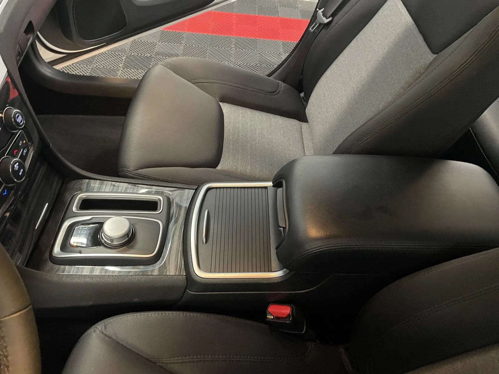 Used 2022 Chrysler 300 Touring AWD/4WD image 32