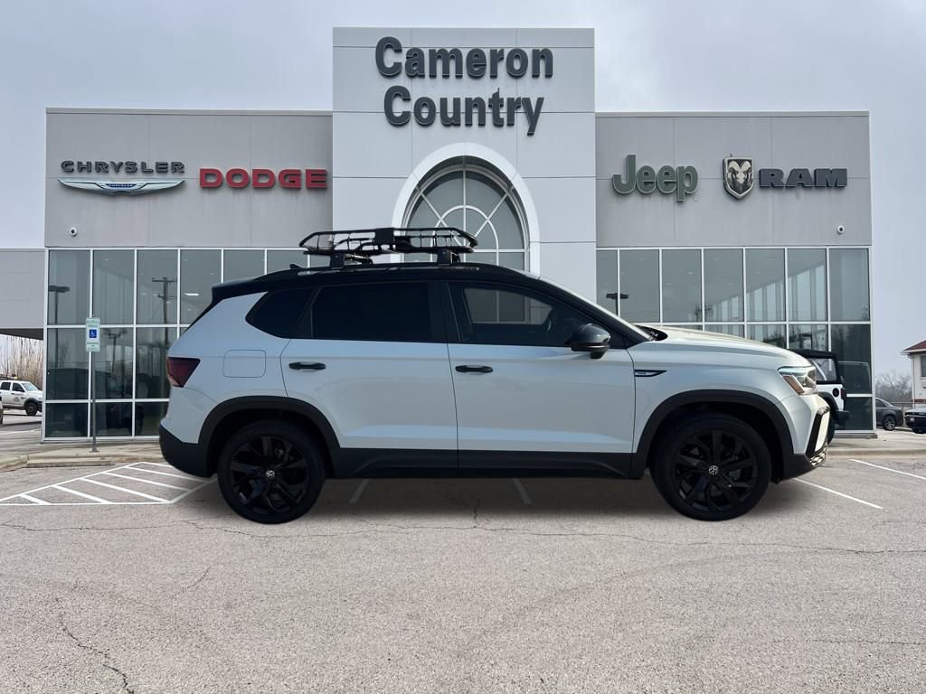 Used 2024 Volkswagen Taos SE image 2