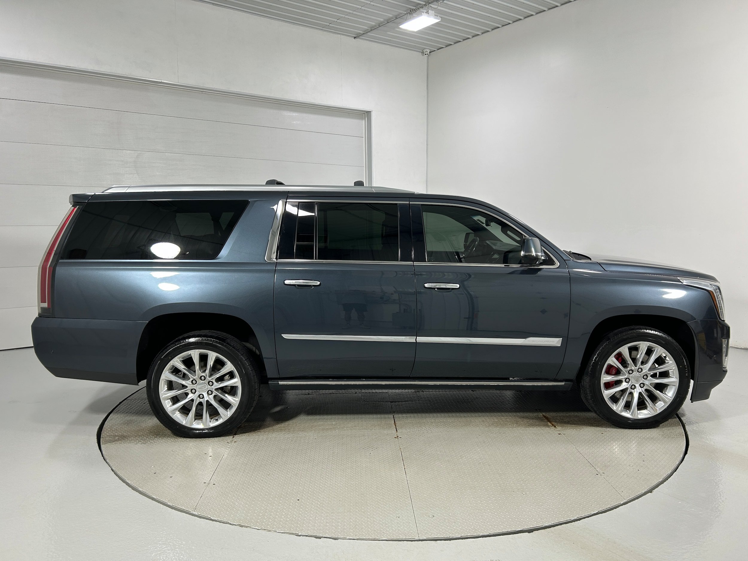 Used 2019 Cadillac Escalade ESV Platinum AWD/4WD image 44