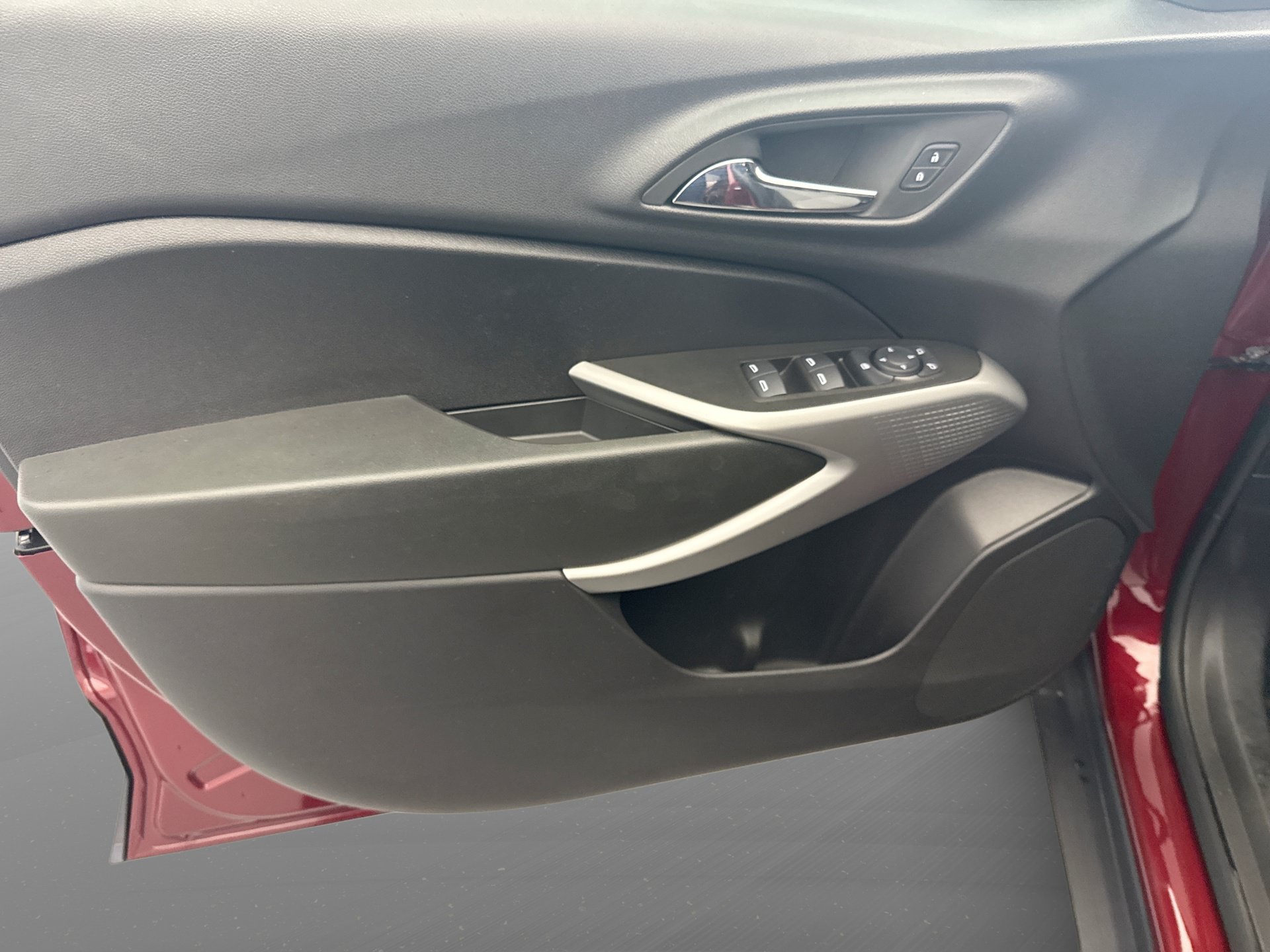 Used 2024 Chevrolet Trax LS w/ Driver Confidence Package FWD image 9