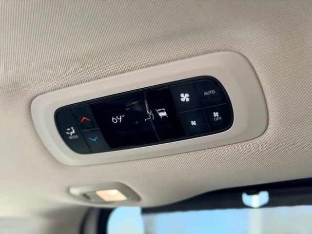 Used 2023 Chrysler Pacifica Limited image 26