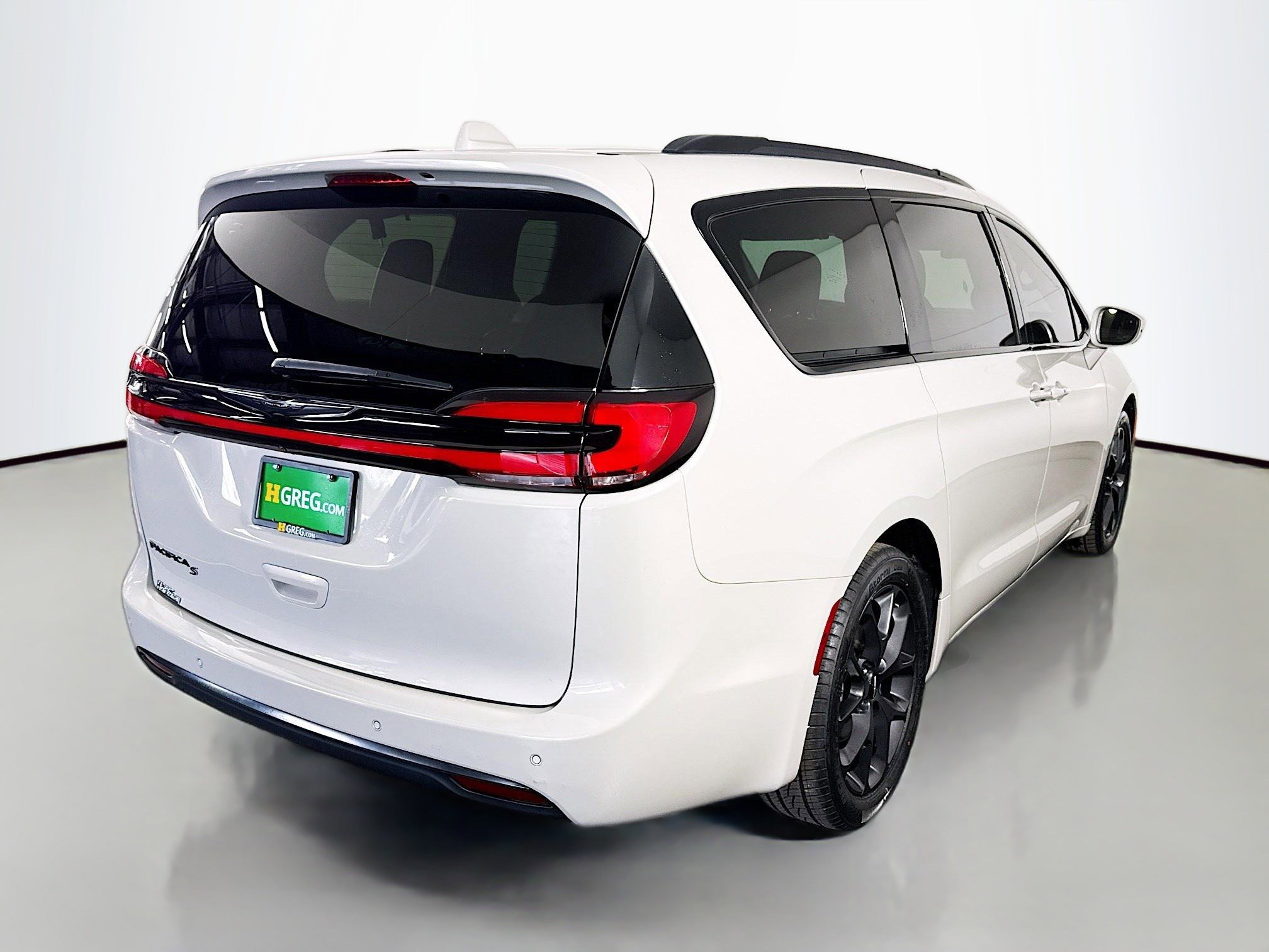 Used 2021 Chrysler Pacifica Touring-L w/ Uconnect Theater Family Group image 10