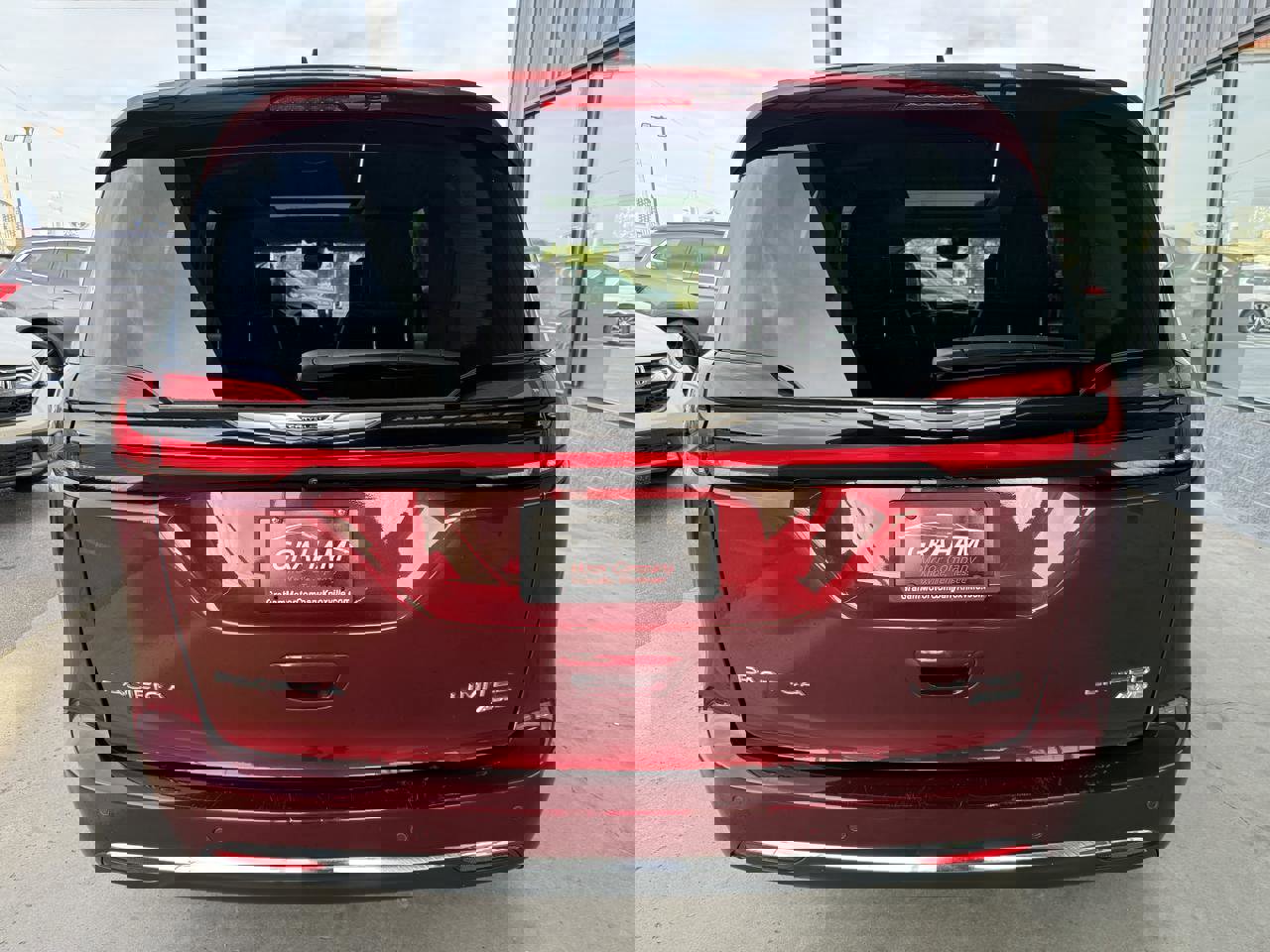 Used 2022 Chrysler Pacifica Limited w/ Uconnect Theater Family Group image 6