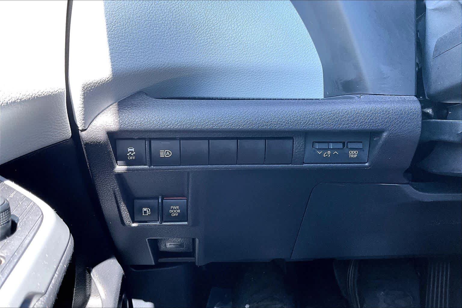 Certified 2025 Toyota Sienna LE FWD image 34