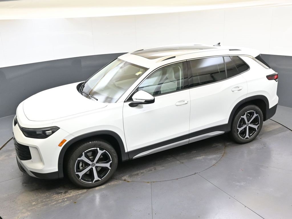 Used 2025 Volkswagen Tiguan SE w/ Panoramic Sunroof Package image 45