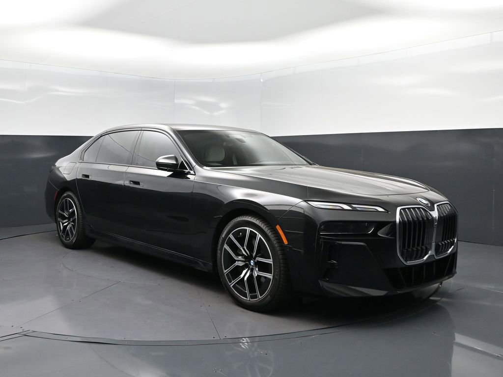 Used 2023 BMW 740i image 9