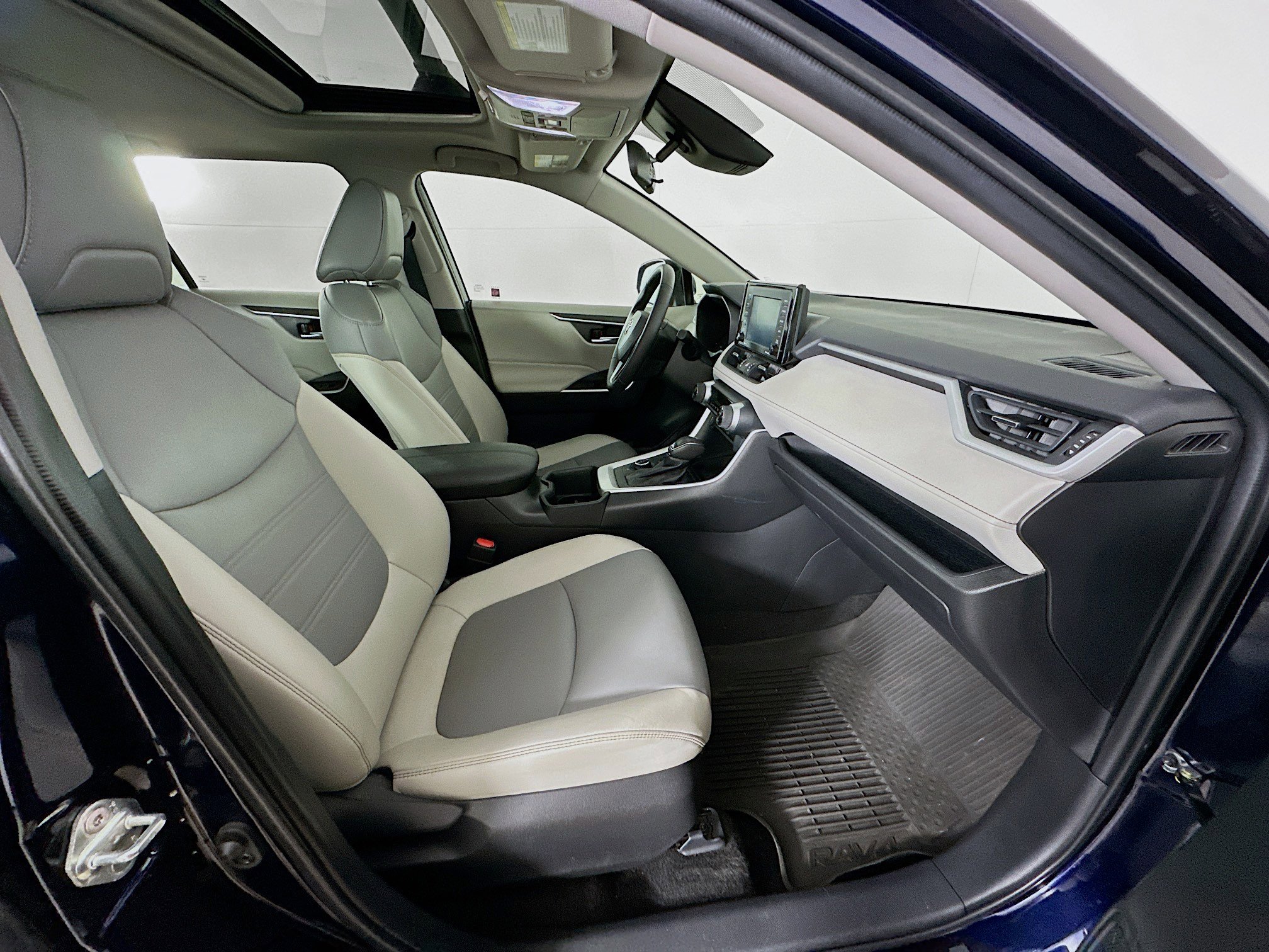 Used 2022 Toyota RAV4 XLE Premium image 31