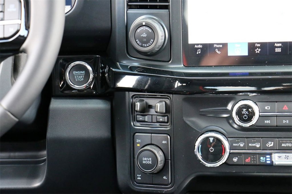 New 2026 Ford F250 Lariat w/ Black Appearance Package image 31