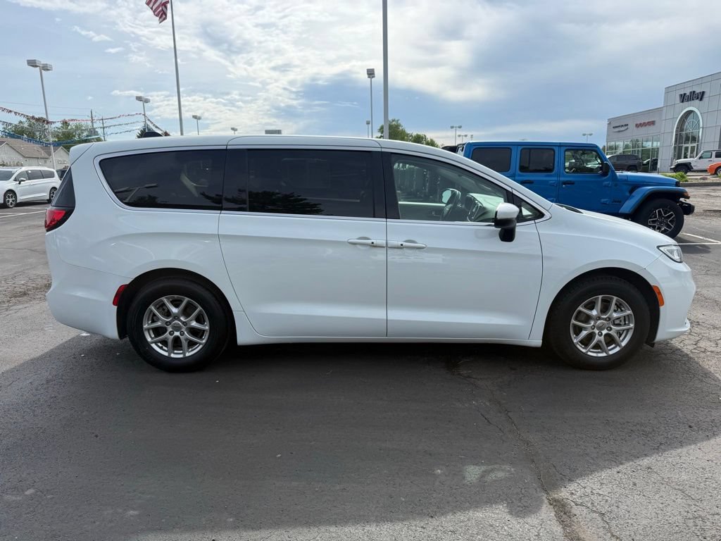 Used 2023 Chrysler Pacifica Touring-L FWD image 13