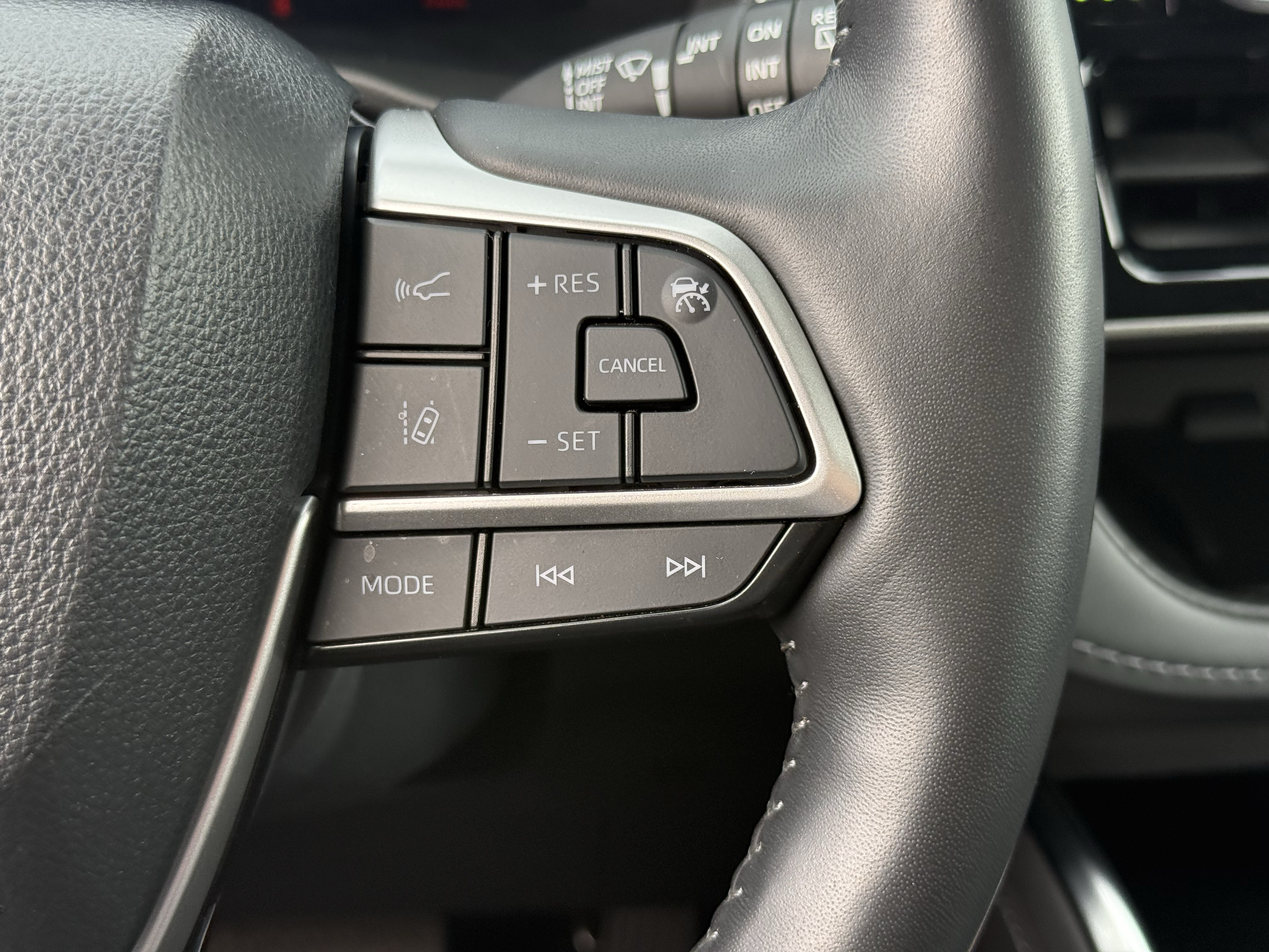 Used 2024 Toyota Highlander Limited AWD/4WD image 33