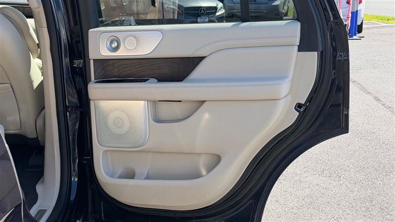 Used 2021 Lincoln Navigator Reserve w/ Luxury Package AWD/4WD image 39