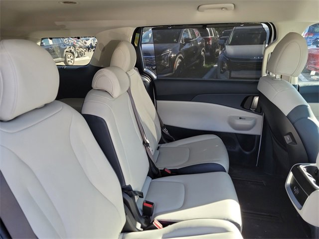 Used 2025 Kia Carnival EX image 34