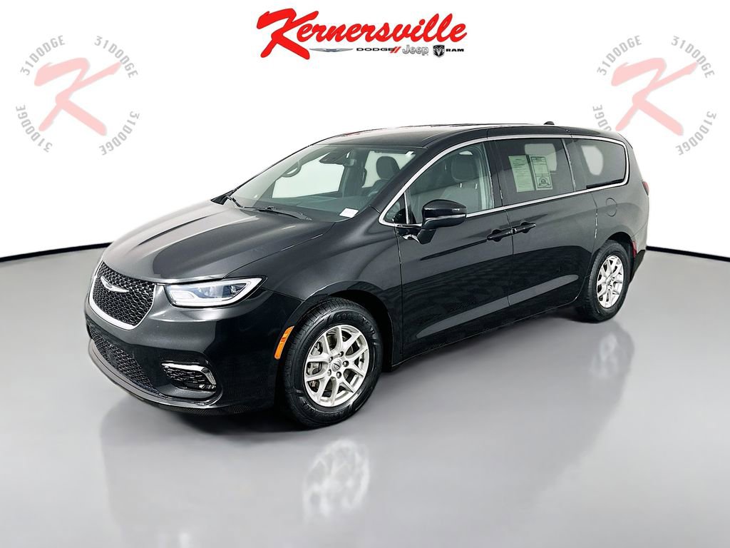 Used 2023 Chrysler Pacifica Touring image 3