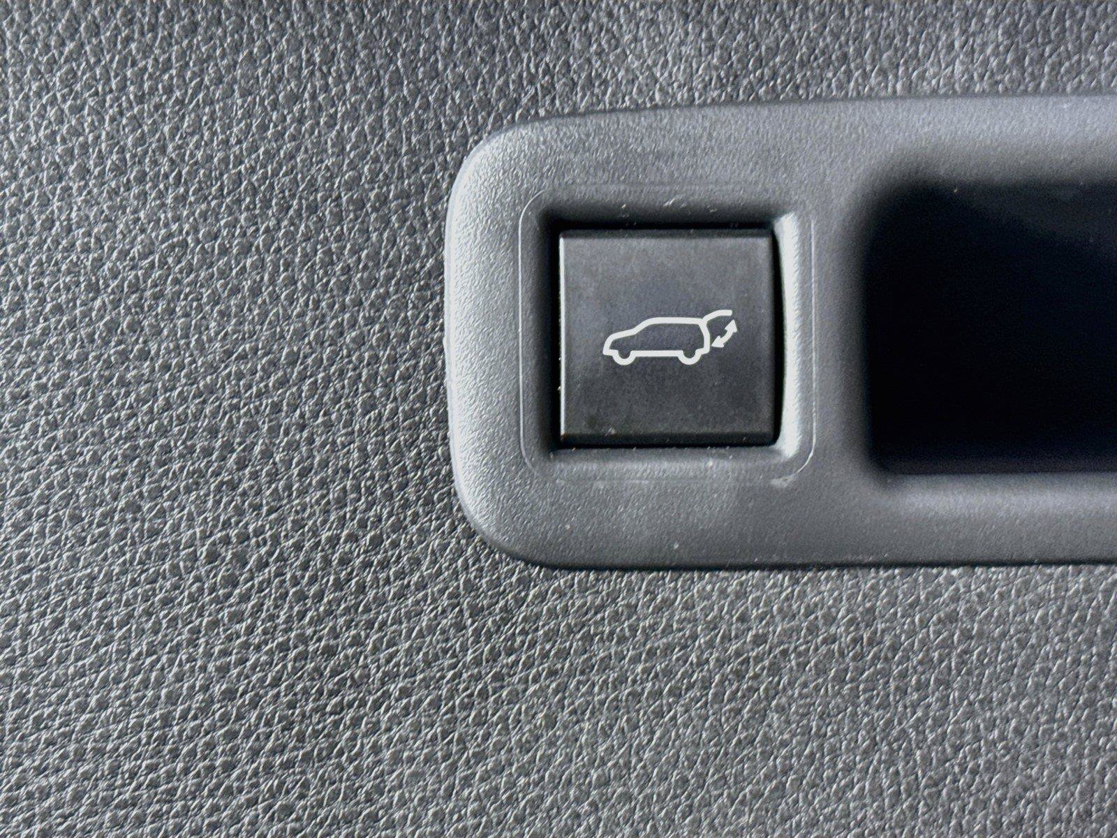Certified 2025 Toyota Highlander XLE FWD image 44