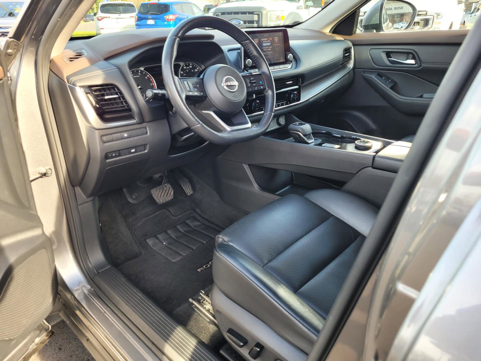 Used 2022 Nissan Rogue SV w/ SV Premium Package image 11