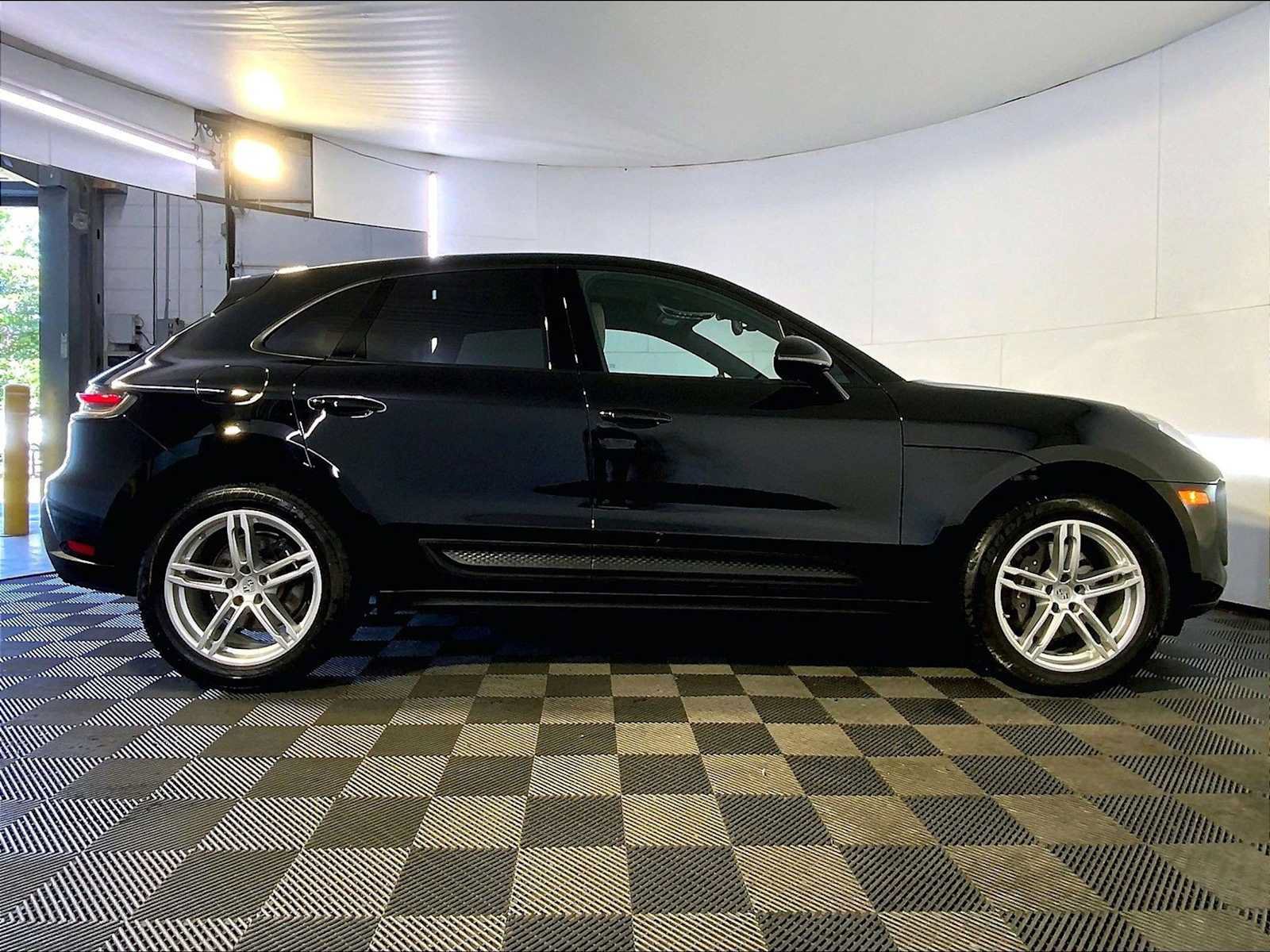 Used 2023 Porsche Macan AWD/4WD image 8