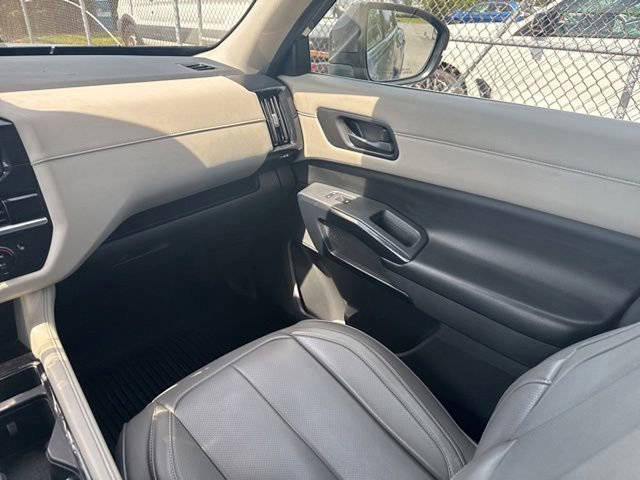 Used 2023 Nissan Pathfinder SV w/ SV Premium Package AWD/4WD image 19