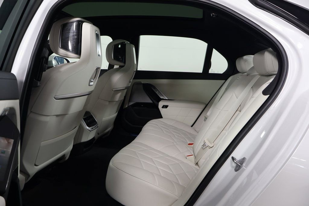 New 2026 BMW 750e xDrive w/ Executive Package image 6