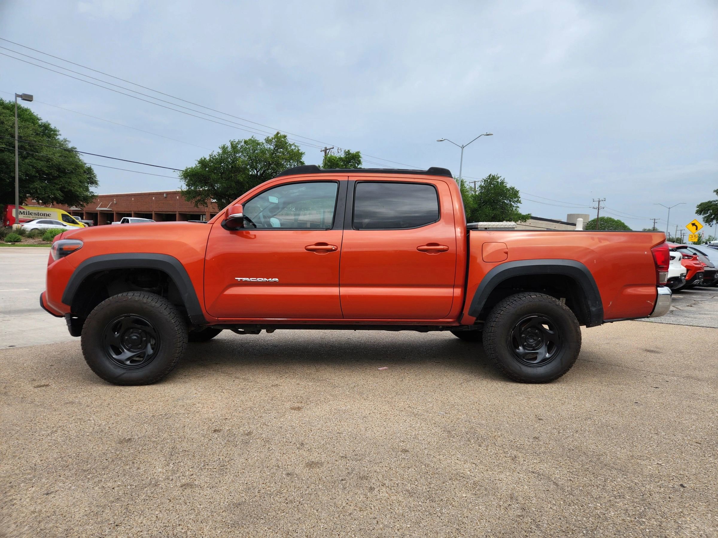 Used 2017 Toyota Tacoma TRD Off-Road w/ Tow Package (A/T) image 1