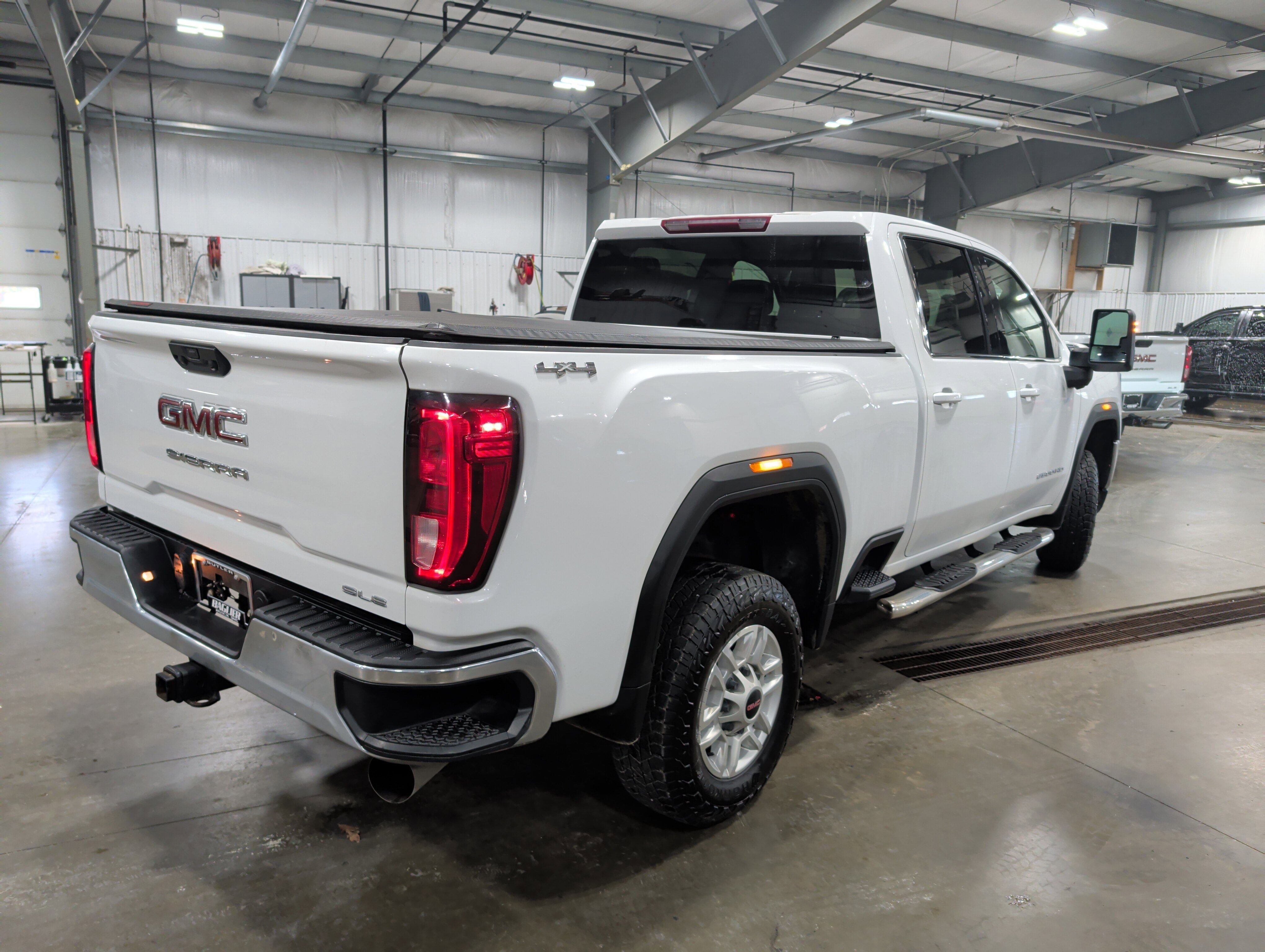 Used 2021 GMC Sierra 2500 SLE image 3