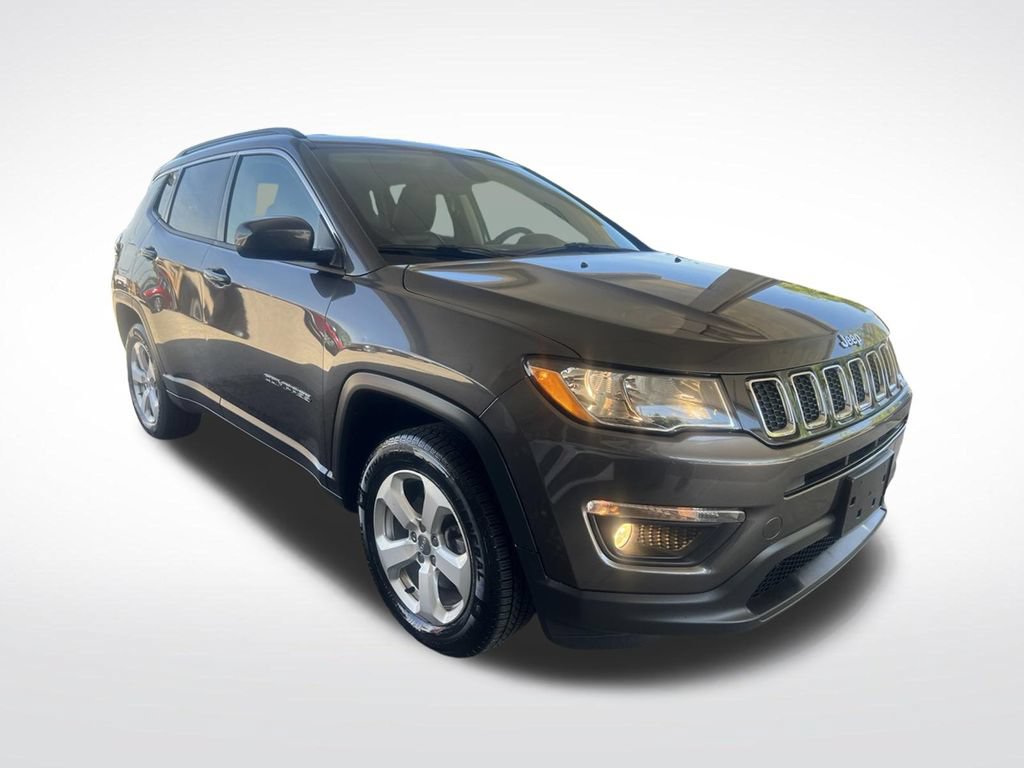 Used 2018 Jeep Compass Latitude w/ Cold Weather Group AWD/4WD image 3