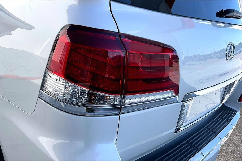 Used 2013 Lexus LX 570 4WD w/ Luxury Pkg image 23
