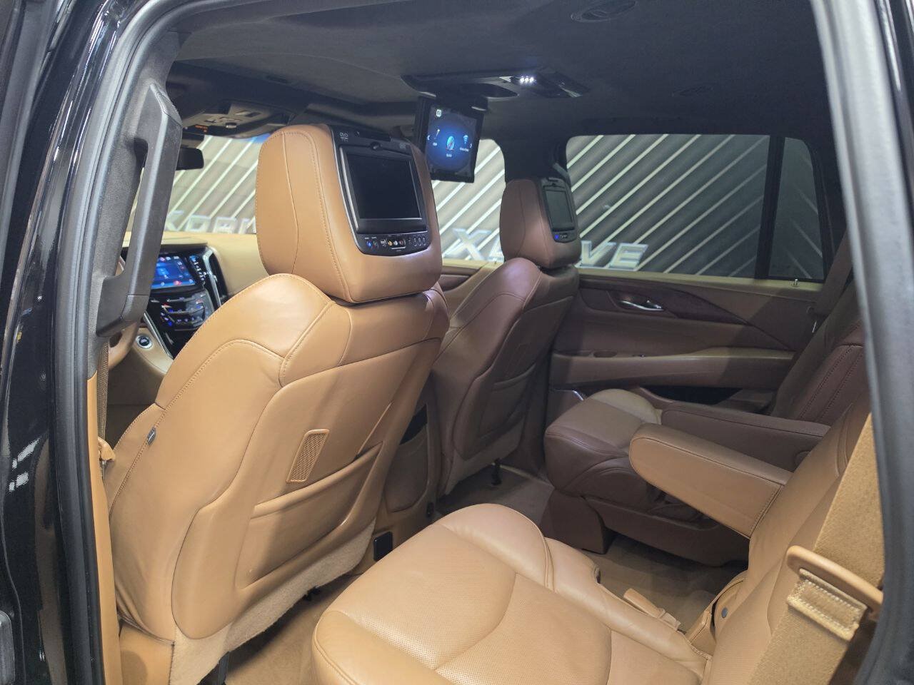 Used 2017 Cadillac Escalade Platinum RWD image 31