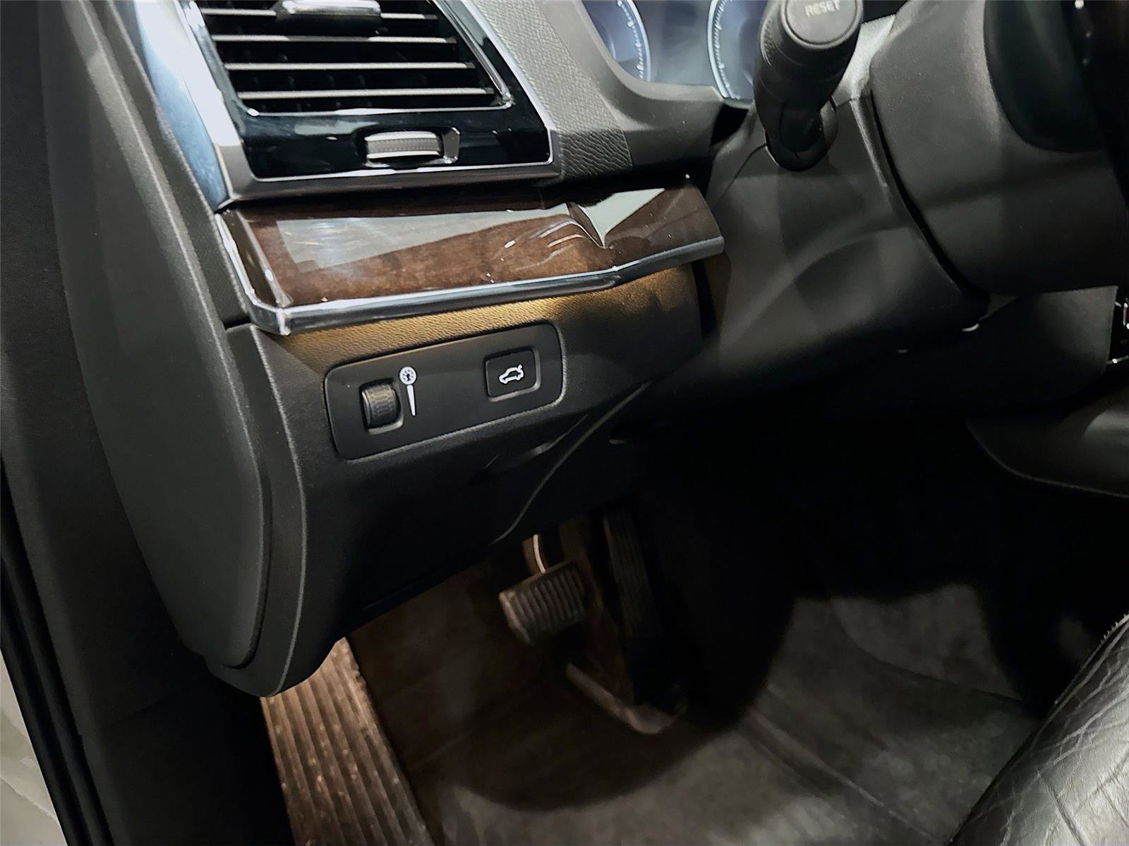 Used 2017 Volvo XC90 T6 Momentum w/ Vision Package image 7