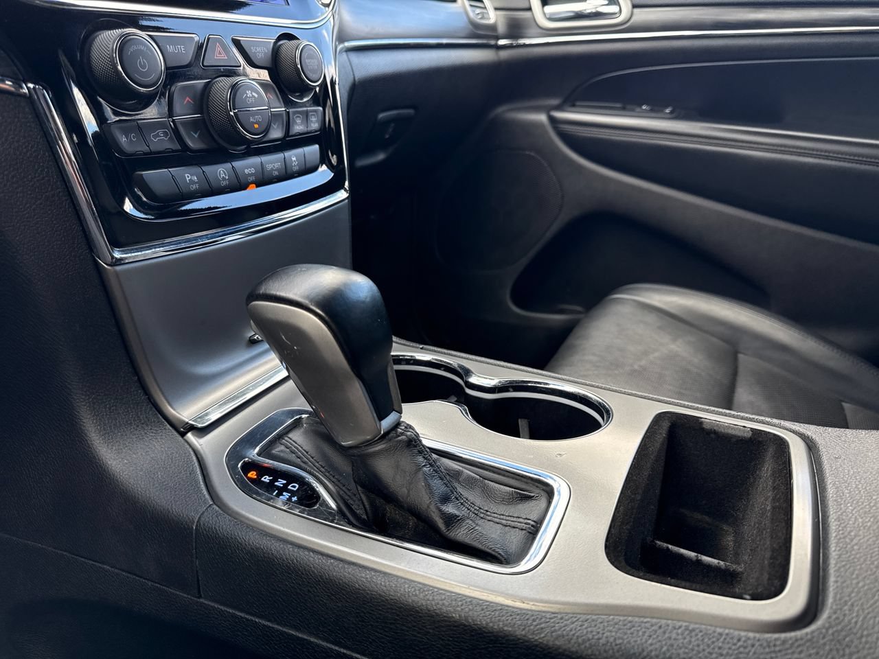 Used 2020 Jeep Grand Cherokee Limited w/ Luxury Group II RWD image 24
