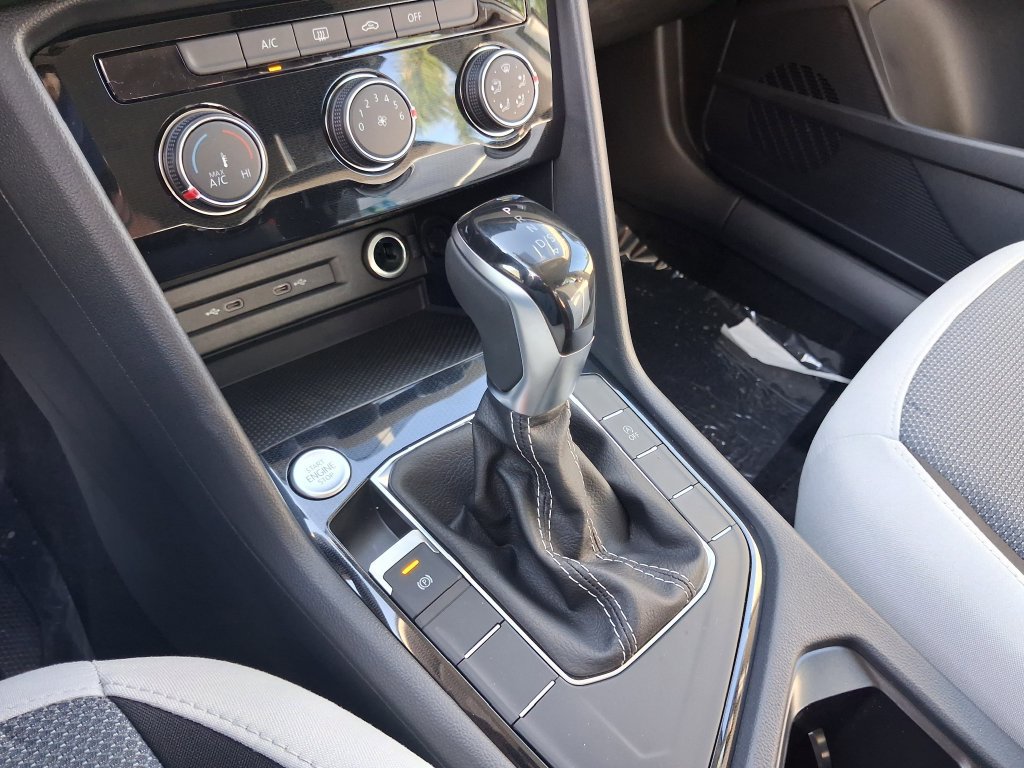 New 2026 Volkswagen Taos SE FWD image 9