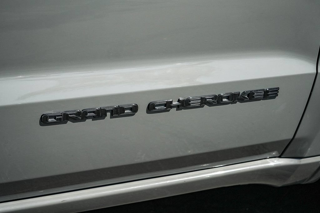 Used 2020 Jeep Grand Cherokee Altitude AWD/4WD image 12