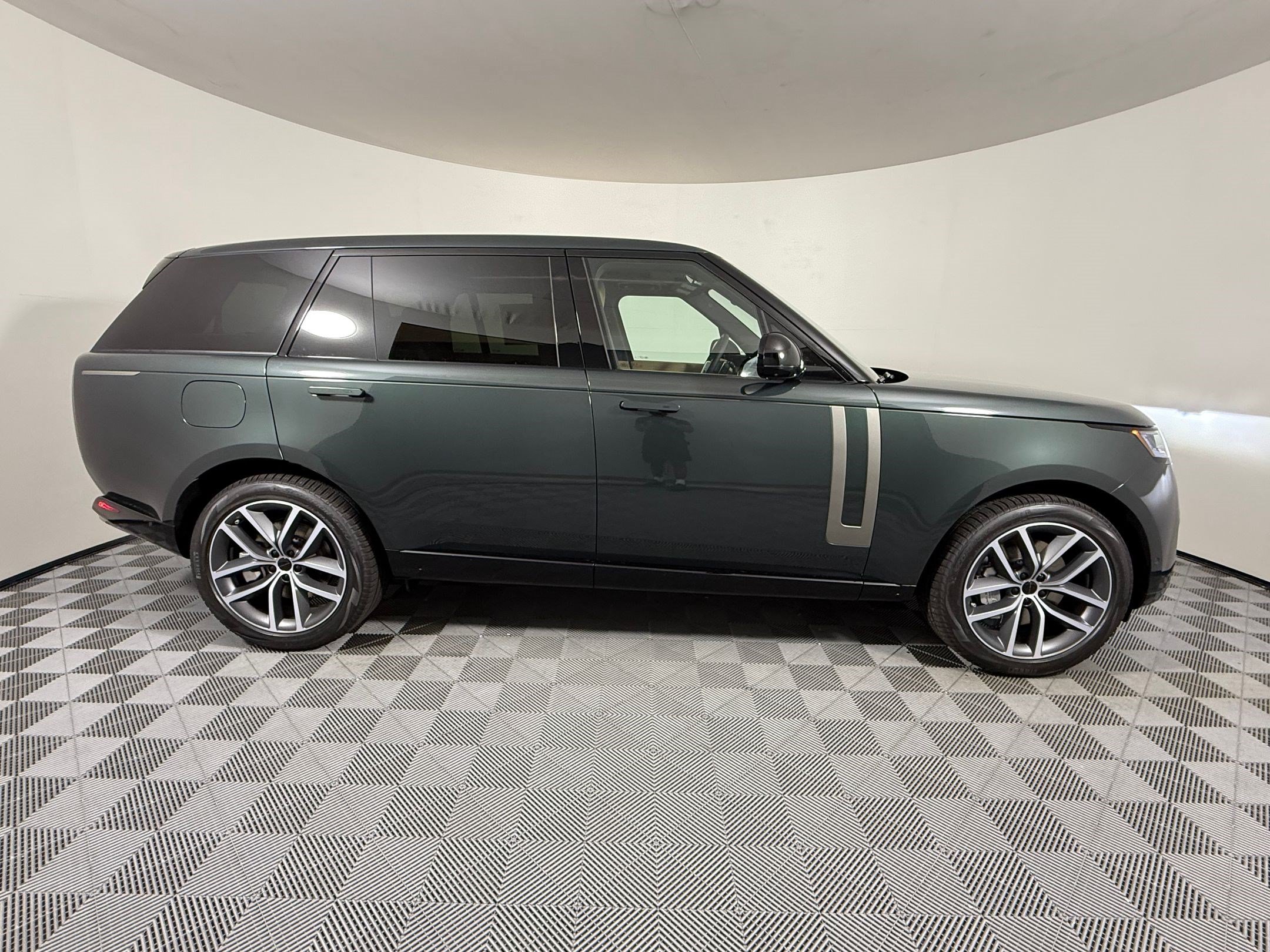 New 2026 Land Rover Range Rover Long Wheelbase SE AWD/4WD image 8