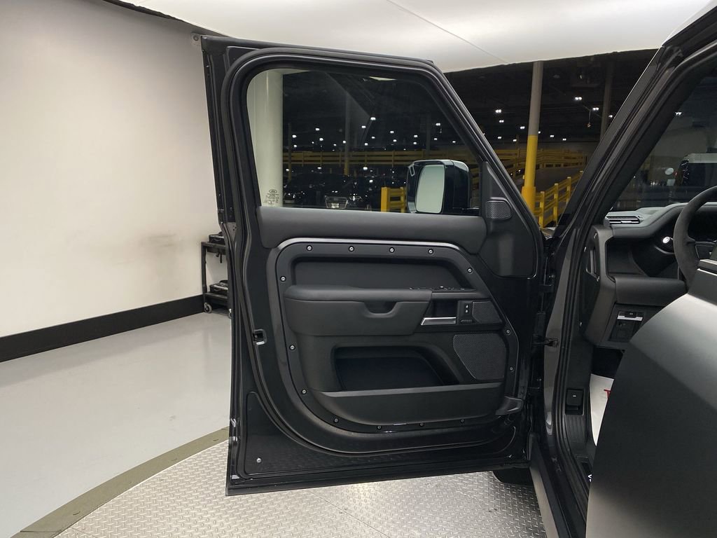 Certified 2023 Land Rover Defender 90 X-Dynamic SE image 6