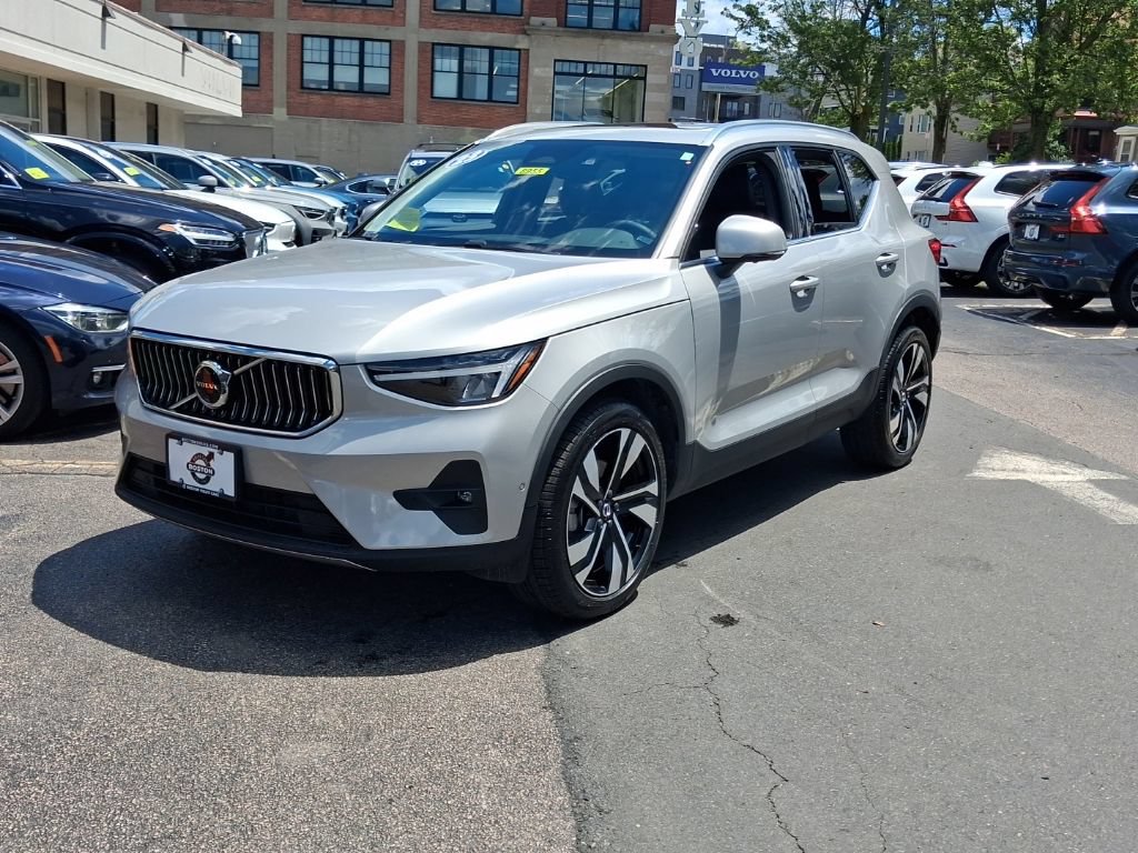 Certified 2024 Volvo XC40 B5 Plus AWD/4WD image 3