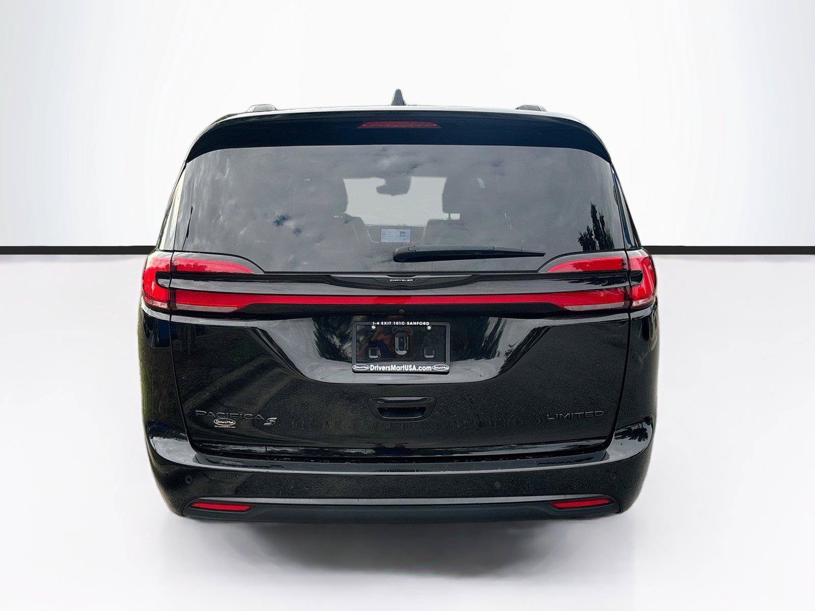 Used 2025 Chrysler Pacifica Limited FWD image 6