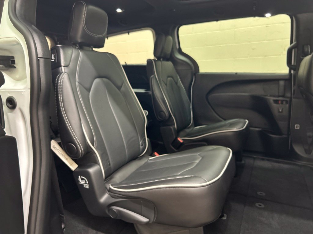 Used 2025 Chrysler Pacifica Limited w/ Trailer Tow Group AWD/4WD image 13