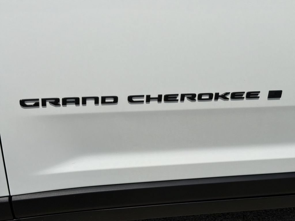 Used 2025 Jeep Grand Cherokee Altitude AWD/4WD image 32
