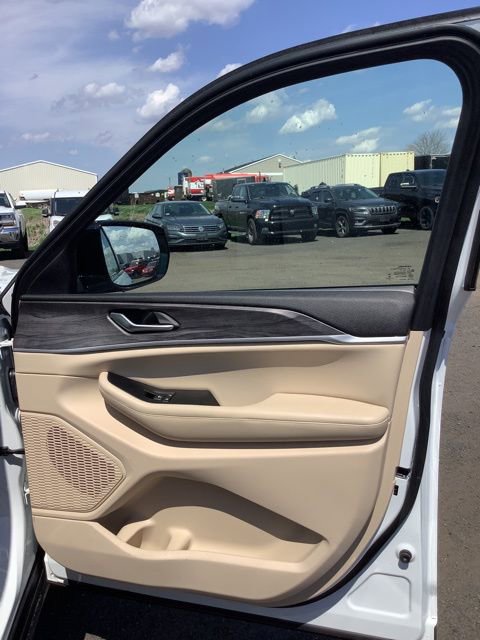 Certified 2023 Jeep Grand Cherokee Limited AWD/4WD image 16